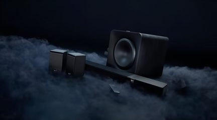 Soundbar Klipsch nera con subwoofer e due diffusori surround, vista frontale su sfondo scuro
