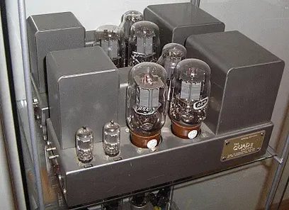 Wzmacniacz lampowy Quad II i przedwzmacniacz Quad 22 w metalicznej szarej obudowie, widok z lekkim przechyłem od przodu