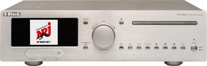 Alt-i-en high-fidelity system Block CVR-200 AV sølv, front i børstet aluminium set forfra med stor sort skærm til venstre, stor central drejeknap, horisontal diskdrevsspalte til højre og række af små justerede knapper
