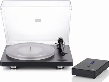 Schwarzer Clearaudio Compass Plattenspieler mit durchscheinendem Plattenteller, aufgeklappter Abdeckhaube und separatem Phono-Gehäuse