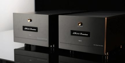 Par sorte Premium-serie hi-fi-strømforsyningsblokke, Del I og Del II, set skråt forfra