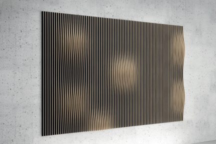 Dekorativní nástěnný panel s černými a béžovými svislými lamelami, vlnitý design, pohled ze tří čtvrtin
