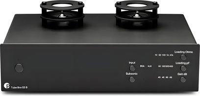Phono předzesilovač Pro-Ject Tube Box S3 B černý, pohled zepředu, obdélníkové šasi se dvěma viditelnými elektronkami nahoře