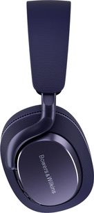Sluchátka Bowers & Wilkins Px7 S3 s obepínací konstrukcí v barvě noční modř, detailní boční pohled, polstrovaný náhlavní pásek a vnější skořepiny z textilního materiálu v modré barvě, oválná matná kovová destička s vyraženým logem, zakřivený kloub z tmavého plastu