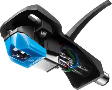 Modrá gramofonová přenoska Audio Technica AT-VM95C/H namontovaná na černém headshellu, detailní záběr s viditelnou kabeláží