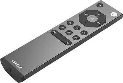 Roksan CASPIAN 4G integrert sølv, rektangulær sølvfarget fjernkontroll, svarte knapper, perspektivvisning, synlig logo