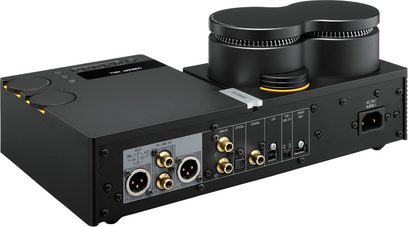 Preamplificatore per cuffie Yamaha HA-L7A nero in metallo, vista posteriore 3/4, porte RCA/XLR/ottica/USB, ampia manopola con anello luminoso