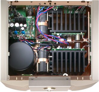 Marantz SM-11S1 stereforstærker, indvendigt billede der viser de elektroniske komponenter og de farverige kabler