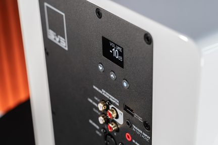 Caisson de basses blanc vue arrière rapprochée avec écran de volume et connexions RCA