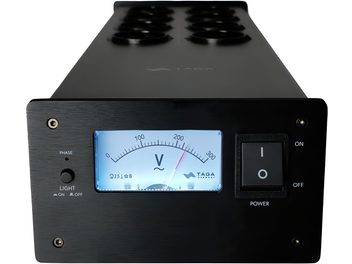 Taga Harmony PF-1000 v.2 fekete, kefélt fémből készült elosztó, elölnézet, megvilágított analóg voltmérő és nagy kapcsoló