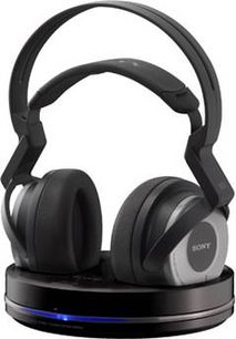 Trådløse Sony MDR-RF5000K circumaurale hovedtelefoner i sort på opladningsstation, set fra trekvart vinkel forfra