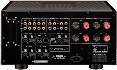 Vista trasera del amplificador integrado Accuphase E-800S, metal negro, entradas RCA/XLR, bornes de altavoces rojos/negros, conector IEC