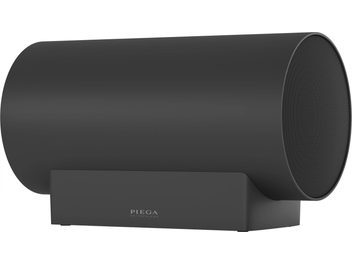 Czarny bezprzewodowy subwoofer Sub Medium, widok z 3/4 przodu, cylindryczny kształt, okrągła kratka po prawej stronie, prostokątna podstawa