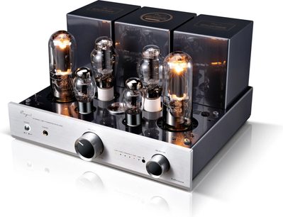 Cayin CS-845A Reference integreret stereo rørforstærker i børstet sølvmetal, set fra trekvart forfra, sølvfarvet front med to sorte knapper, hovedtelefonstik og indikatorlys, mørkegrå topplade med seks oplyste glasrør og tre transformatorhætter
