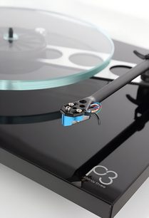 Rega Planar 3 svart lakkert platespiller, nærbilde ovenfra av tonearmen med blå pickup