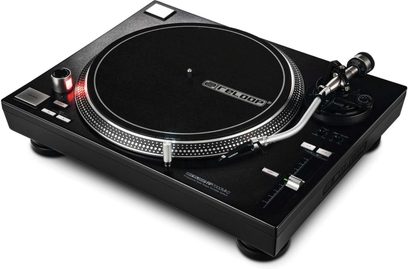 Augstās izšķirtspējas hi-fi vinila plates atskaņotājs Reloop RP 7000 MK2 melns, skats no augšas, melns plates paliktnis, tonis, sudraba krāsas pogas un ripu regulatori