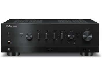 Yamaha R-N800A svart stereo hi-fi-forsterker, skrå frontpanel, knapper, blått display, USB-port, svart grill