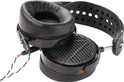 Audeze LCD-5 sort hovedtelefoner, læderørepuder, polstret hovedbøjle, perforeret metalrist på ørekopperne, flettet kabel