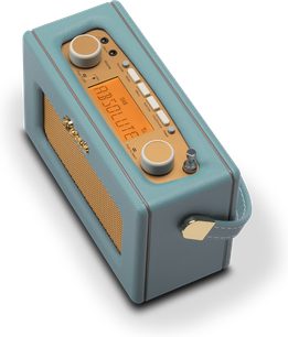 Rádio Roberts Revival Uno BT v nebesky modré barvě, obdélníkový pouzdro z texturované umělé kůže s barevně sladěnou rukojetí, zlatý kovový kryt reproduktoru a horní panel s dvěma ovládacími knoflíky, tlačítky a oranžovým LCD displejem, pohled z tříčtvrtinového úhlu shora