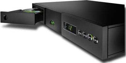Naim Audio CD5i črni CD-predvajalnik, pogled s sprednje in stranske strani, z odprtim predalom za CD, zelenim prikazovalnikom in priključki na zadnji strani