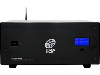 Conditionneur secteur AVR-2 ELITE 8 CE avec boîtier noir, écran bleu à droite, interrupteur à gauche et logo central