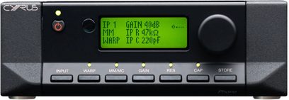 Cyrus Classic PHONO juodo metalo korpuso fono priešstiprintuvis, vaizdas iš priekio, žalias LCD ekranas, dešinėje esantis ratukas, mygtukai nuo INPUT iki STORE