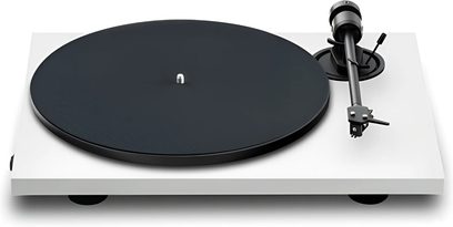 Pro-Ject E1.2 valge vinüülplaadimängija, pealtvaade, must plaat ja must helikäpp valgel alusel