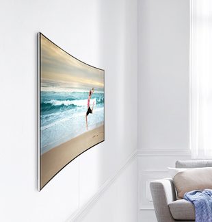 Buet TV, der viser en kvindelig surfer på en bølge, set fra siden i en moderne stue