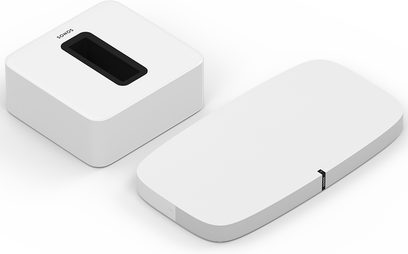 To hvide Sonos Playbase- og SUB-højttalere, set forfra og i trekvartperspektiv, med rektangulær og firkantet form