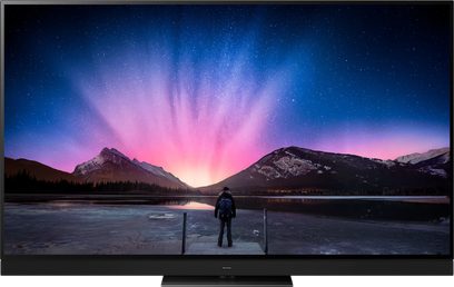 Panasonic TX-77LZ2000E TV-skærm, der viser et snedækket bjerglandskab, en frossen sø og en farverig stjernehimmel