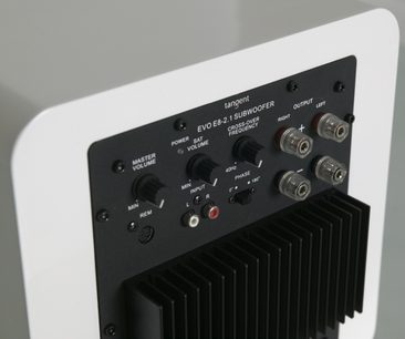 Tangent Evo E8 2.1 sort subwoofer, nærbillede forfra af kontrolpanelet med knapper og stik