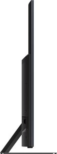 TCL 65C831 2022 fladskærms-TV set fra siden, sort flad skærm, smal ramme, sort rektangulært fod