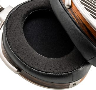 Otwarte słuchawki hi-fi Hifiman Susvara, zbliżenie na wnętrze jednej ze słuchawek, pokazujące czarną gąbkową wyściółkę