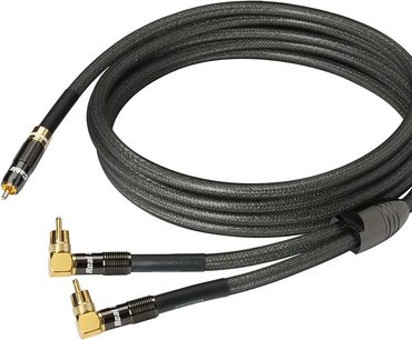 Sort Real Cable Y-SUB1801 2m lydkabel til subwoofer, tyk hovedkabel med gylden RCA-hanstik i den ene ende, par af tyndere kabler svejset i Y-form med gyldne RCA-hanstik i den anden ende