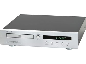 Odtwarzacz CD hi-fi Cayin CS-55CD DAC z obudową z matowego, szczotkowanego aluminium w kolorze srebrnym, widok z przodu pod lekkim kątem, górna pokrywa w czarnym macie, szuflada na płyty po lewej stronie, zielony wyświetlacz cyfrowy i pięć okrągłych przycisków w jednym rzędzie