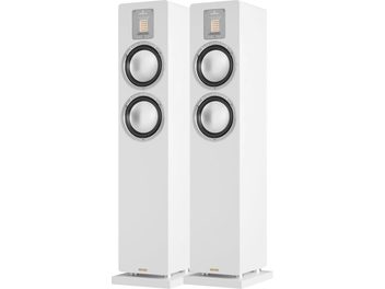 Paire d’enceintes colonne AudioVector QR3 SE blanc, coffret en MDF laqué blanc sur socle assorti, vue de trois-quarts avant avec tweeter ruban rectangulaire sur plaque grise et deux haut-parleurs médium-grave argentés cerclés de noir