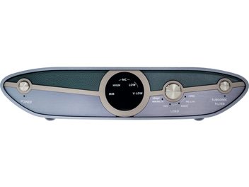 Preamplificator fono iFi Audio Zen Phono 3 văzut din față, carcasă metalică gri cu butoane, selectoare și mufe pe partea superioară, formă alungită și rotunjită la capete