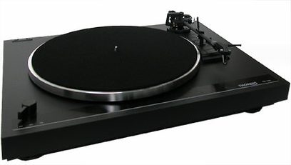 Tocadiscos de vinilo Thorens TD 190-1 negro, vista superior en ángulo, brazo de lectura a la derecha, plato giratorio redondo en el centro