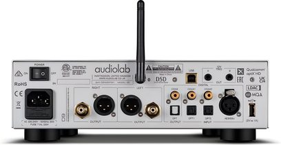 Audiolab D9 -hopeinen alumiininen DAC-äänimuunnin, takanäkymä: virtakytkin, IEC-virtaliitäntä, musta antenni, kaksi XLR-lähtöä, RCA-koaksiaaliliittimet, optiset Toslink-portit ja USB-portit