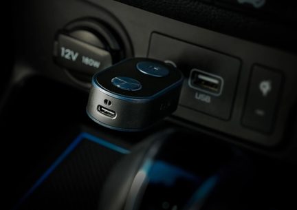 Kleines schwarzes und blaues Gehäuse aus Kunststoff und Metall, zwei runde Tasten auf der Oberseite und USB-C-Anschluss an der Front, Nahaufnahme in Dreiviertelansicht