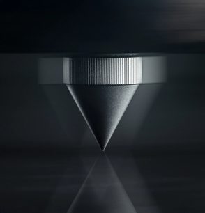 Pro-Ject AC/DC limited edition hi-fi platenspeler, zwarte metalen kegel met zilverkleurige cilindrische basis, close-up weergave