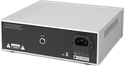 Externí napájecí zdroj Pro-Ject Power Box RS UNI 1 WAY TT černý, zadní pohled se síťovou zásuvkou a výstupem 15 V