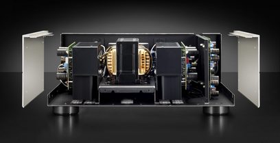 Čelný pohľad na stereofónny hi-fi zosilňovač Denon PMA-2010 s otvoreným krytom odhaľujúcim vnútorné komponenty vrátane dvoch veľkých toroidných transformátorov
