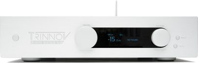 Předzesilovač domácího kina Trinnov Audio AMETHYST bílý, pohled zepředu, na integrovaném displeji zobrazeno "-15,0 dB" a "NETWORK"