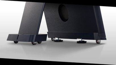 Samsung The Sero QE43LS05T sort mat fladskærms-TV på mobilt stativ, set fra bagfra i trekvartprofil, med lodret skærm