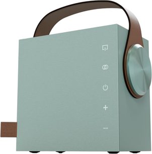 Bærbar bluetooth-højttaler Morel Biggie i turkisblå, kubisk mat plastkabinet, set fra højre forfra, med buet hank i brun kunstlæder, stor matchende rund drejeknap på højre side og lodrette piktogrammer på fronten
