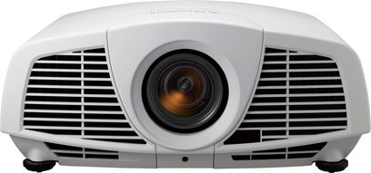 Mitsubishi XD3200U hvid videoprojektor, set forfra, centralt sort objektiv, sidegittere til ventilation, justerbare fødder