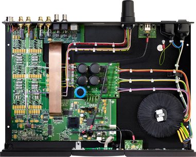 Naim Audio DAC-lydkonverter, frontvisning af indersiden, grønne printplader, multifarvede elektroniske komponenter