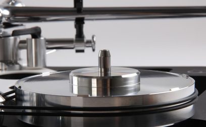 Rega Planar 10 pladespiller i mat sort med Aphelion 2 MC-pickup, nærbillede af aluminiumspladen og centeraksen