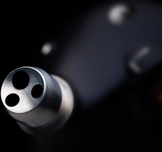 Sluchátka Meze Audio Rai Penta s otevřeným designem v kovovém stříbrném provedení, detailní pohled ze tří čtvrtin zezadu na rozmazaném tmavém pozadí